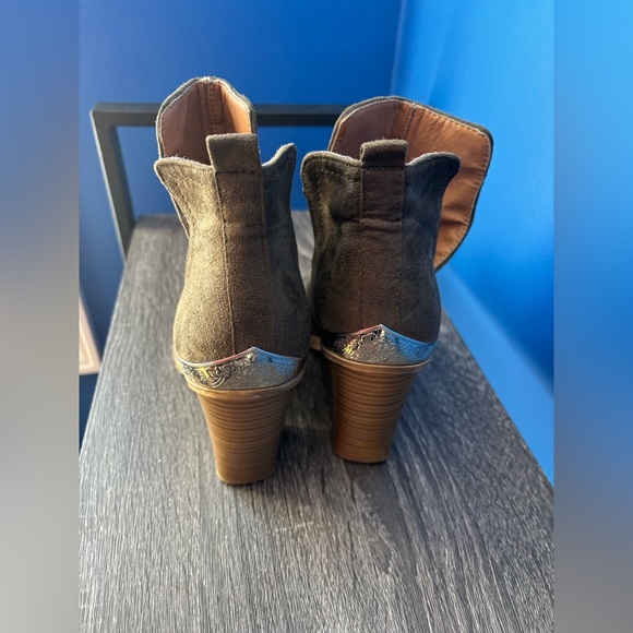 {Charlotte Russe} Deep V ankle boots brown silver detail 713622 women's size 8.5 - Picture 2 of 8